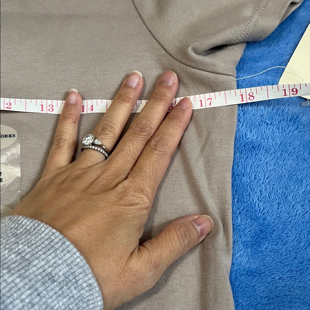 NWT basic Tee - Picture 6 of 6
